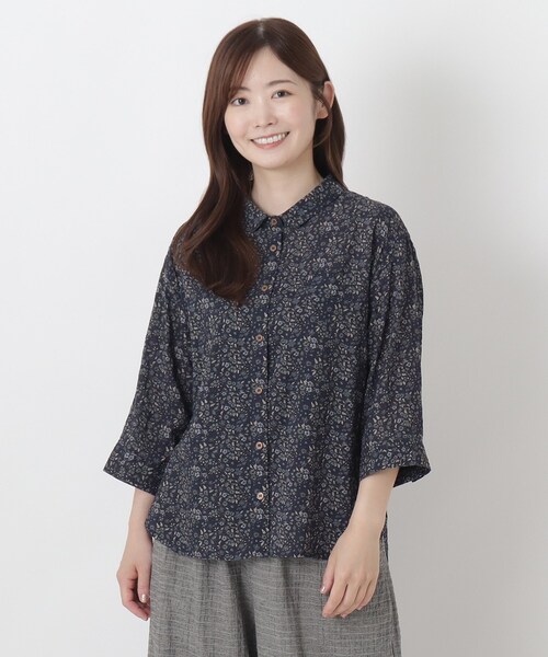 one'sterrace(ワンズテラス)の「綿レーヨンシアサッカー花柄プリントブラウス(シャツ/ブラウス・レディース・ネイビー系5/グリーン系その他6/ブラック系8/アイボリー系8・02)」の4枚目の写真