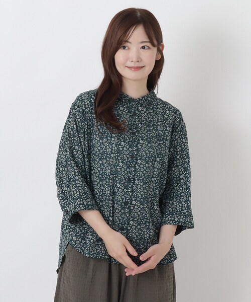 one'sterrace(ワンズテラス)の「綿レーヨンシアサッカー花柄プリントブラウス(シャツ/ブラウス・レディース・ネイビー系5/グリーン系その他6/ブラック系8/アイボリー系8・02)」の3枚目の写真