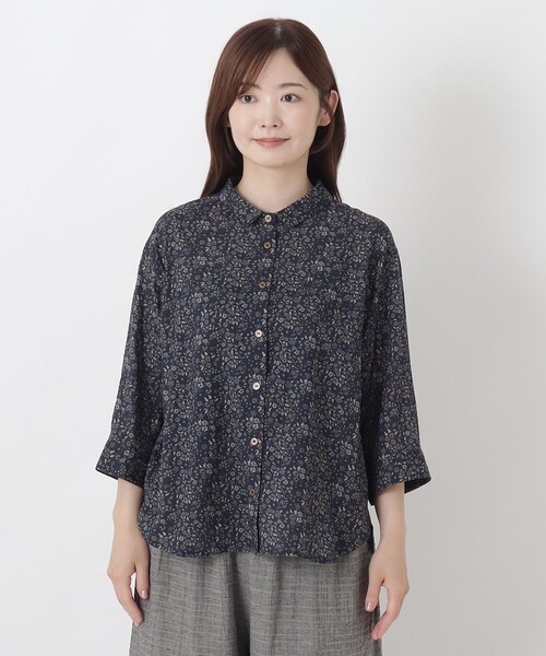 one'sterrace(ワンズテラス)の「綿レーヨンシアサッカー花柄プリントブラウス(シャツ/ブラウス・レディース・ネイビー系5/グリーン系その他6/ブラック系8/アイボリー系8・02)」の5枚目の写真