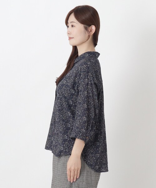 one'sterrace(ワンズテラス)の「綿レーヨンシアサッカー花柄プリントブラウス(シャツ/ブラウス・レディース・ネイビー系5/グリーン系その他6/ブラック系8/アイボリー系8・02)」の6枚目の写真