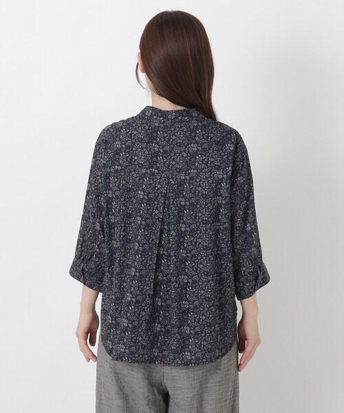 one'sterrace(ワンズテラス)の「綿レーヨンシアサッカー花柄プリントブラウス(シャツ/ブラウス・レディース・ネイビー系5/グリーン系その他6/ブラック系8/アイボリー系8・02)」の7枚目の写真