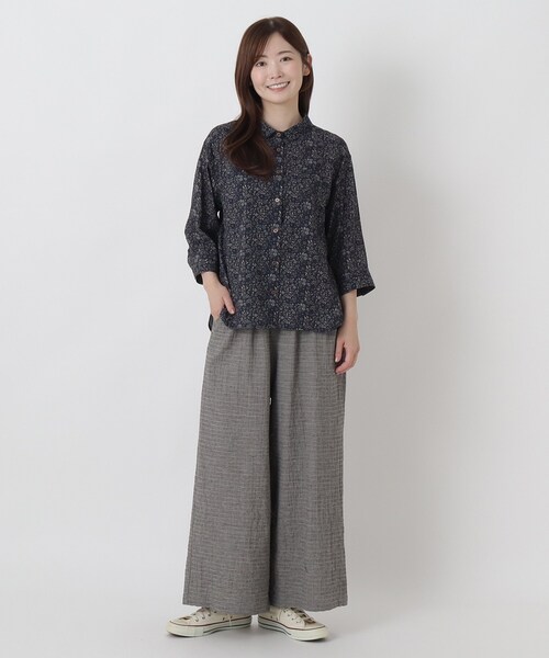 one'sterrace(ワンズテラス)の「綿レーヨンシアサッカー花柄プリントブラウス(シャツ/ブラウス・レディース・ネイビー系5/グリーン系その他6/ブラック系8/アイボリー系8・02)」の19枚目の写真