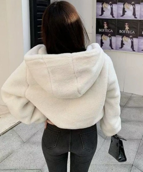 Teem Store(チームストア)の「フード付き フェイクファーショートブルゾン(ダウンジャケット/コート・レディース・ブラック/ホワイト・M)」の4枚目の写真