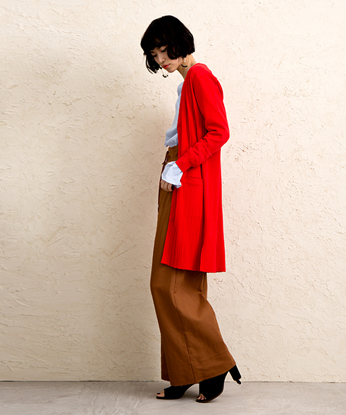 UNITED TOKYO（ユナイテッドトウキョウ）の「プリーツリブニットロングカーデ（カーディガン/ボレロ・レディース・レッド/サックスブルー/ネイビー・1）」の14枚目の写真