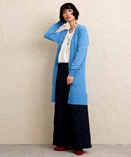 UNITED TOKYO（ユナイテッドトウキョウ）の「プリーツリブニットロングカーデ（カーディガン/ボレロ・レディース・レッド/サックスブルー/ネイビー・1）」の16枚目の写真