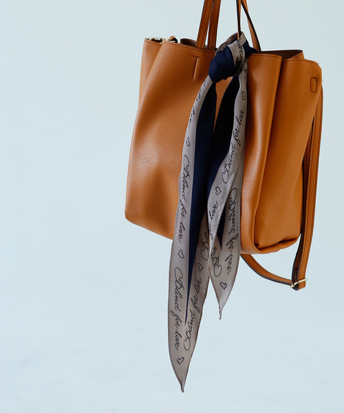 marjour(マージュール)の「LETTERS PRINT SCARF(バンダナ/スカーフ・レディース・ブラック/ネイビー/マスタード/レンガ・フリ-)」の1枚目の写真