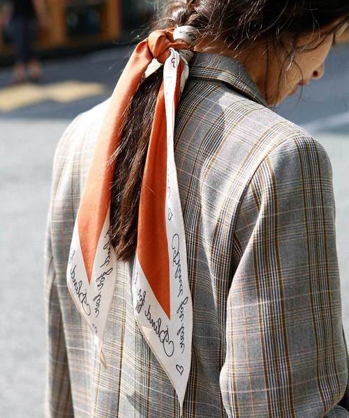 marjour(マージュール)の「LETTERS PRINT SCARF(バンダナ/スカーフ)」|レンガ