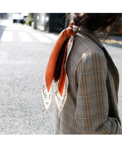 marjour(マージュール)の「LETTERS PRINT SCARF(バンダナ/スカーフ・レディース・ブラック/ネイビー/マスタード/レンガ・フリ-)」の9枚目の写真