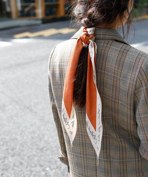 marjour(マージュール)の「LETTERS PRINT SCARF(バンダナ/スカーフ・レディース・ブラック/ネイビー/マスタード/レンガ・フリ-)」の14枚目の写真