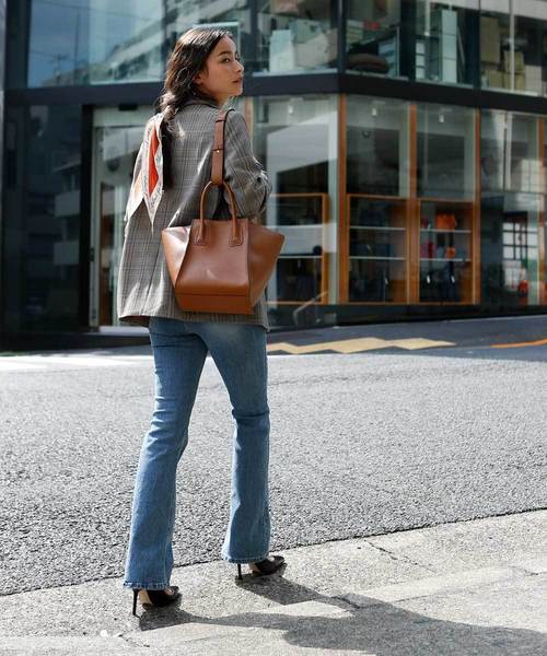 marjour(マージュール)の「LETTERS PRINT SCARF(バンダナ/スカーフ・レディース・ブラック/ネイビー/マスタード/レンガ・フリ-)」の19枚目の写真