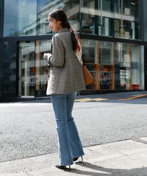 marjour(マージュール)の「LETTERS PRINT SCARF(バンダナ/スカーフ・レディース・ブラック/ネイビー/マスタード/レンガ・フリ-)」の7枚目の写真