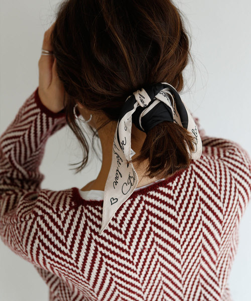marjour(マージュール)の「LETTERS PRINT SCARF(バンダナ/スカーフ・レディース・ブラック/ネイビー/マスタード/レンガ・フリ-)」の11枚目の写真