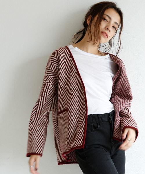 marjour(マージュール)の「LETTERS PRINT SCARF(バンダナ/スカーフ・レディース・ブラック/ネイビー/マスタード/レンガ・フリ-)」の6枚目の写真