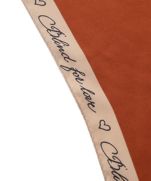 marjour(マージュール)の「LETTERS PRINT SCARF(バンダナ/スカーフ・レディース・ブラック/ネイビー/マスタード/レンガ・フリ-)」の8枚目の写真