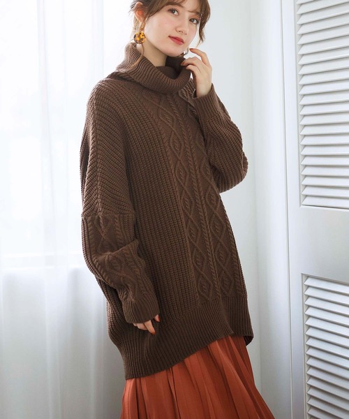 GeeRA(ジーラ)の「ケーブル柄オフタートルチュニックニット(ニット/セーター・レディース・モカ/チャコール・MEDIUM/LARGE/X-LARGE)」の1枚目の写真