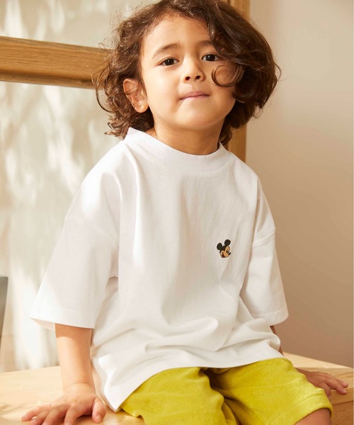 &yam(アンドヤム)の「ミッキー刺繍T(Tシャツ/カットソー・キッズ・ホワイト/キャメル/ピンク/カーキ/ブラック/チャコールグレー・90/100/110/120/130/140/150)」の2枚目の写真