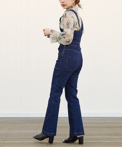 Chico（チコ）の「ストレッチデニムサロペット（サロペット/オーバーオール・レディース・ネイビー/ブルー・SMALL/MEDIUM）」の11枚目の写真