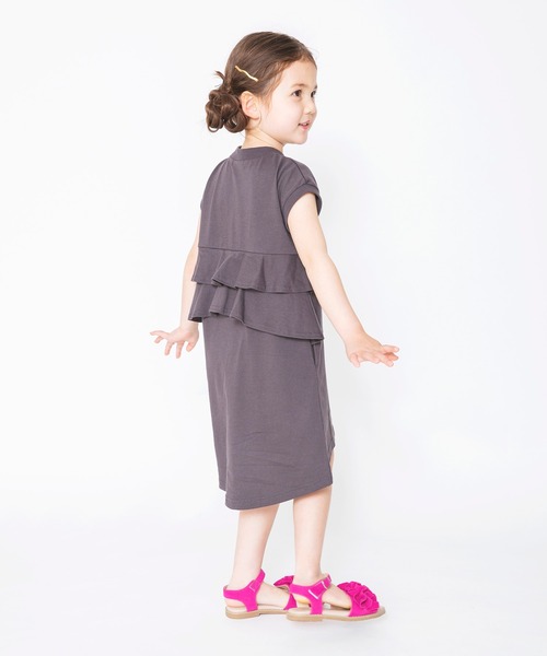 BRANSHES(ブランシェス)の「うしろ2段フリル半袖ワンピース(ワンピース・キッズ・ピンクベージュ/チャコールグレー・150cm/110cm/100cm/140cm/90cm/80cm/120cm/130cm)」の4枚目の写真