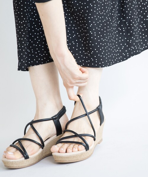 THE SHOP TK （ザ ショップ ティーケー ）の「◆【人間工学】ストリングスウェッジサンダル（サンダル・レディース・ブラック/オフホワイト/キャメル・35/45）」の2枚目の写真