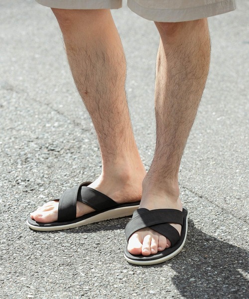 ITEMS URBANRESEARCH（アイテムズ アーバンリサーチ）の「エコレザークロスサンダル（サンダル・メンズ・ベージュ/キャメル/ブラック/グレー・27.5/26.5）」の2枚目の写真