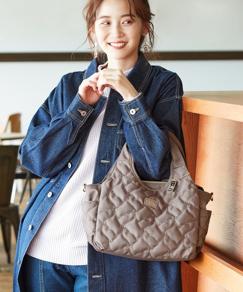 Via Demizon（ビアデミゾン）の「ネコ柄のキルティング２WAYトートバッグ（トートバッグ・レディース・ブラック/ピンク/ダークベージュ/ネイビー・フリー）」の3枚目の写真