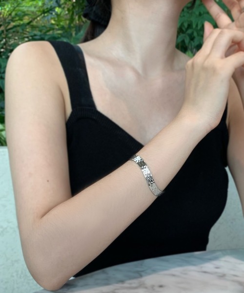 CEMONEMO(セモネモ)の「槌目加工 ウェーブ メタルバングル(バングル/リストバンド・レディース・シルバー/ゴールド・FREE)」の2枚目の写真