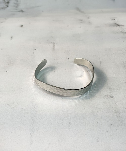 CEMONEMO(セモネモ)の「槌目加工 ウェーブ メタルバングル(バングル/リストバンド・レディース・シルバー/ゴールド・FREE)」の3枚目の写真