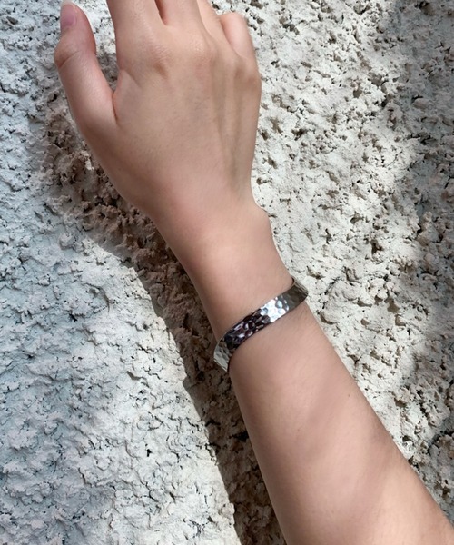 CEMONEMO(セモネモ)の「槌目加工 ウェーブ メタルバングル(バングル/リストバンド・レディース・シルバー/ゴールド・FREE)」の7枚目の写真