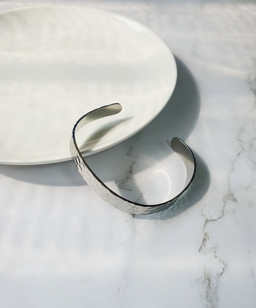 CEMONEMO(セモネモ)の「槌目加工 ウェーブ メタルバングル(バングル/リストバンド・レディース・シルバー/ゴールド・FREE)」の4枚目の写真