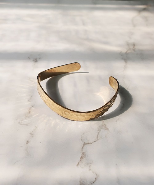 CEMONEMO(セモネモ)の「槌目加工 ウェーブ メタルバングル(バングル/リストバンド・レディース・シルバー/ゴールド・FREE)」の8枚目の写真