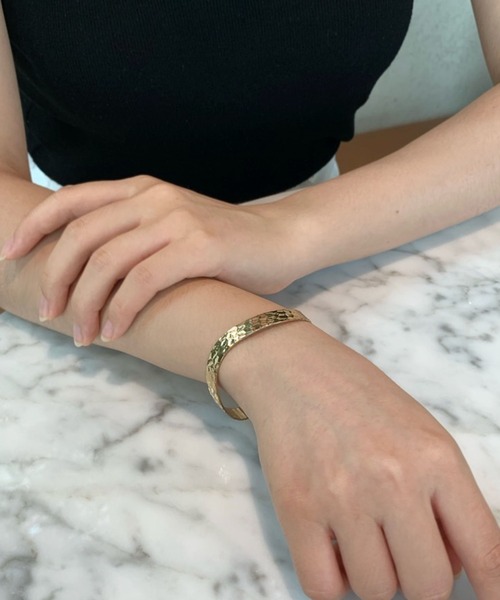 CEMONEMO(セモネモ)の「槌目加工 ウェーブ メタルバングル(バングル/リストバンド・レディース・シルバー/ゴールド・FREE)」の6枚目の写真