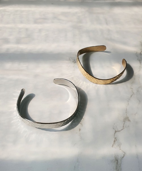 CEMONEMO(セモネモ)の「槌目加工 ウェーブ メタルバングル(バングル/リストバンド・レディース・シルバー/ゴールド・FREE)」の5枚目の写真