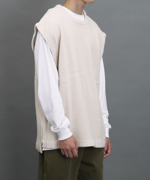 air tokyo sellection（エアートウキョウセレクション）の「【ユニセックスで着用可能】アクリル バルキー ニットベスト（ベスト・メンズ・チャコールグレー/オフホワイト/サックスブルー・MEDIUM/LARGE/X-LARGE）」の2枚目の写真