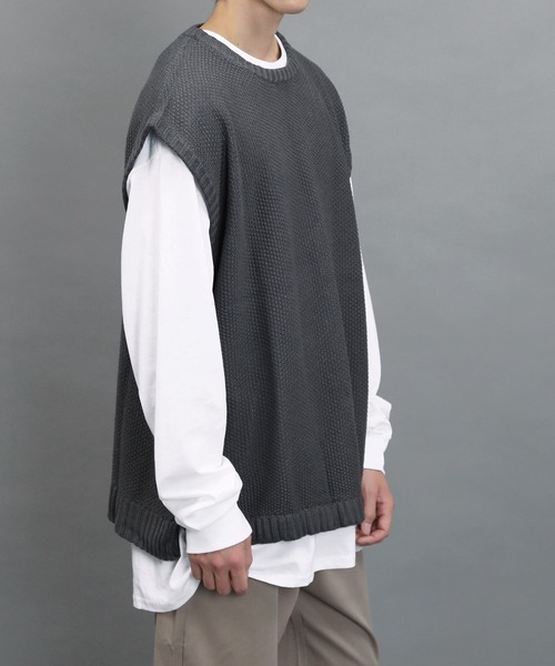 air tokyo sellection（エアートウキョウセレクション）の「【ユニセックスで着用可能】アクリル バルキー ニットベスト（ベスト・メンズ・チャコールグレー/オフホワイト/サックスブルー・MEDIUM/LARGE/X-LARGE）」の4枚目の写真