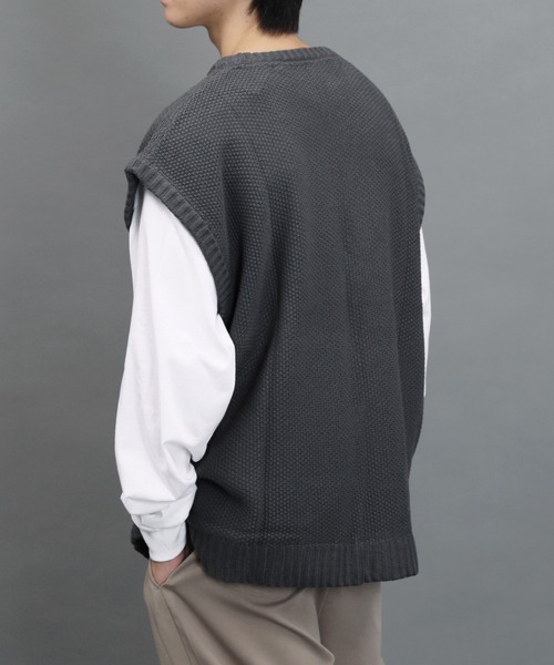 air tokyo sellection（エアートウキョウセレクション）の「【ユニセックスで着用可能】アクリル バルキー ニットベスト（ベスト・メンズ・チャコールグレー/オフホワイト/サックスブルー・MEDIUM/LARGE/X-LARGE）」の5枚目の写真