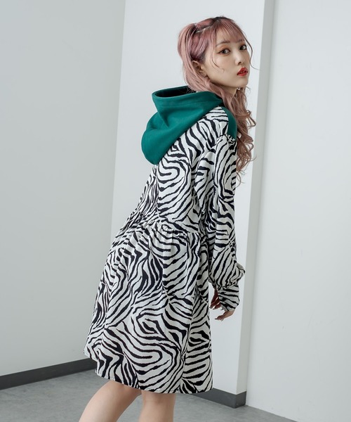 RASVOA（ラスボア）の「ゼブラ切替パーカーワンピース（ワンピース・レディース・ブラック/グリーン・FREE）」の4枚目の写真