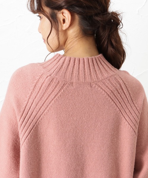 NAVY(ネイビー)の「ハイネック ニット もっちりプルオーバー(ニット/セーター・レディース・ベージュ/ピンク/グリーン/アイボリー・フリー)」の8枚目の写真