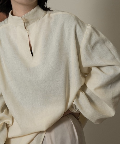 lawgy(ラウジー)の「stand neck sleeve gather blouse(シャツ/ブラウス・レディース・ブラック/カーキブラウン/ホワイト系・FREE)」の2枚目の写真