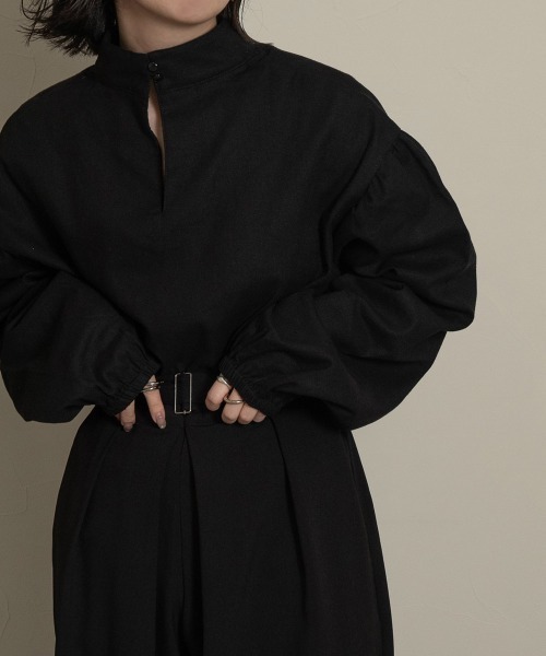 lawgy(ラウジー)の「stand neck sleeve gather blouse(シャツ/ブラウス・レディース・ブラック/カーキブラウン/ホワイト系・FREE)」の15枚目の写真