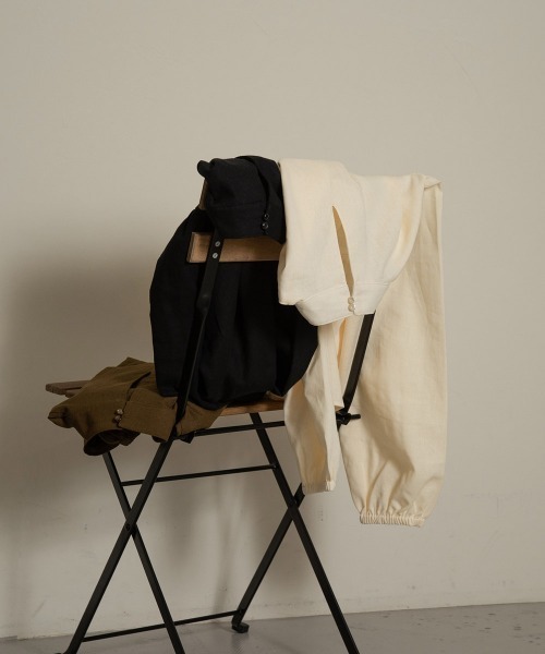 lawgy(ラウジー)の「stand neck sleeve gather blouse(シャツ/ブラウス・レディース・ブラック/カーキブラウン/ホワイト系・FREE)」の5枚目の写真