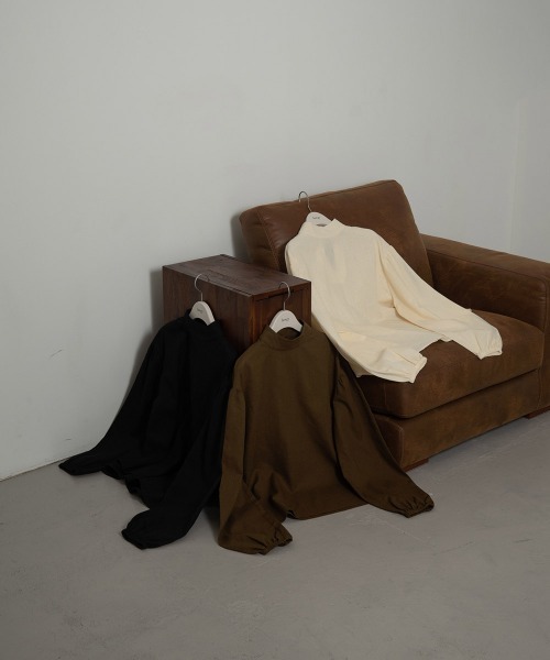 lawgy(ラウジー)の「stand neck sleeve gather blouse(シャツ/ブラウス・レディース・ブラック/カーキブラウン/ホワイト系・FREE)」の4枚目の写真