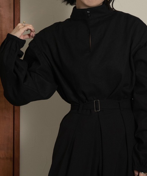 lawgy(ラウジー)の「stand neck sleeve gather blouse(シャツ/ブラウス・レディース・ブラック/カーキブラウン/ホワイト系・FREE)」の8枚目の写真