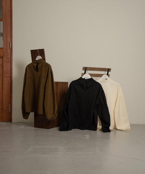 lawgy(ラウジー)の「stand neck sleeve gather blouse(シャツ/ブラウス・レディース・ブラック/カーキブラウン/ホワイト系・FREE)」の12枚目の写真