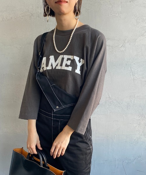 AMERICANA（アメリカーナ）の「[Americana×JEANS FACTORY/アメリカーナ×ジーンズファクトリー] 別注 7分袖ラグランスリーブ カレッジロゴプリントTシャツ（Tシャツ/カットソー・レディース・オフホワイト/スミクロ/グレイッシュベージュ・ONE SIZE）」の2枚目の写真