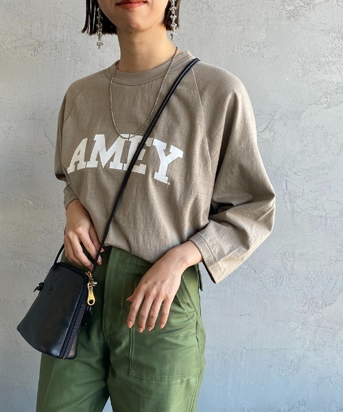 AMERICANA（アメリカーナ）の「[Americana×JEANS FACTORY/アメリカーナ×ジーンズファクトリー] 別注 7分袖ラグランスリーブ カレッジロゴプリントTシャツ（Tシャツ/カットソー・レディース・オフホワイト/スミクロ/グレイッシュベージュ・ONE SIZE）」の3枚目の写真