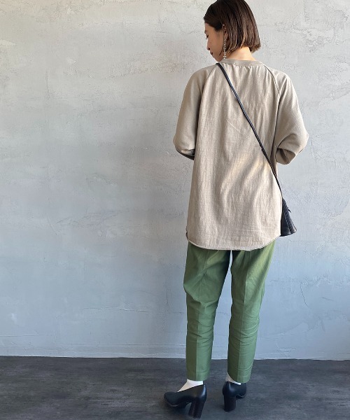AMERICANA（アメリカーナ）の「[Americana×JEANS FACTORY/アメリカーナ×ジーンズファクトリー] 別注 7分袖ラグランスリーブ カレッジロゴプリントTシャツ（Tシャツ/カットソー・レディース・オフホワイト/スミクロ/グレイッシュベージュ・ONE SIZE）」の17枚目の写真