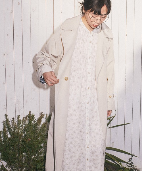 earth music&ecology(アースミュージックアンドエコロジー)の「シャーリングギャザーワンピース(フラワー)*(ワンピース・レディース・ベージュ/サックスブルー・FREE)」の1枚目の写真