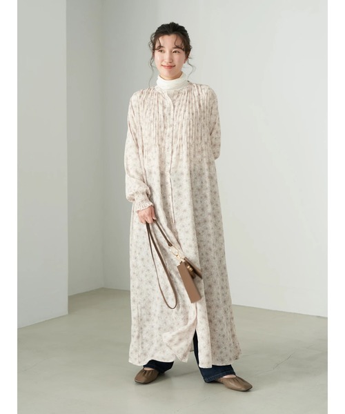 earth music&ecology(アースミュージックアンドエコロジー)の「シャーリングギャザーワンピース(フラワー)*(ワンピース・レディース・ベージュ/サックスブルー・FREE)」の6枚目の写真