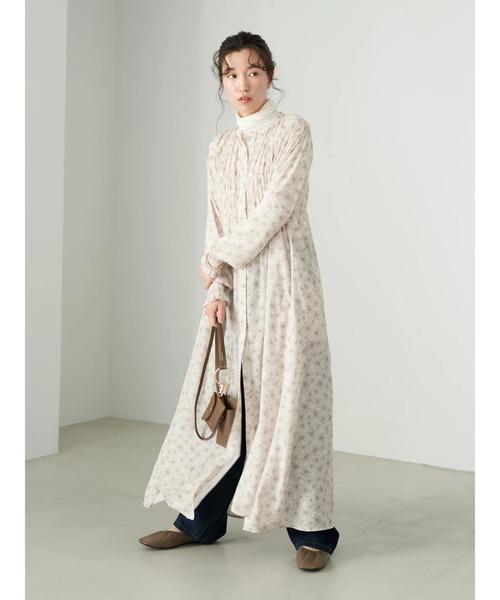 earth music&ecology(アースミュージックアンドエコロジー)の「シャーリングギャザーワンピース(フラワー)*(ワンピース・レディース・ベージュ/サックスブルー・FREE)」の14枚目の写真