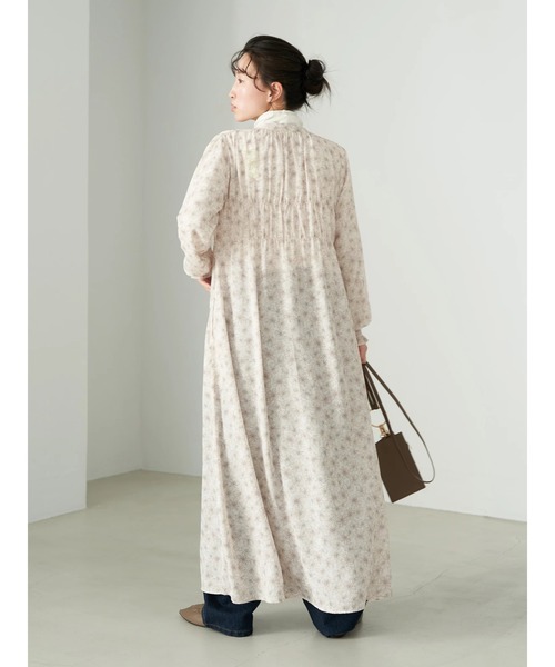 earth music&ecology(アースミュージックアンドエコロジー)の「シャーリングギャザーワンピース(フラワー)*(ワンピース・レディース・ベージュ/サックスブルー・FREE)」の4枚目の写真